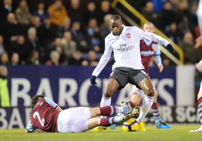 Framed Print : William Gallas (Arsenal) Graham Alexander (Burnley). Burnley 1: 1 Arsenal