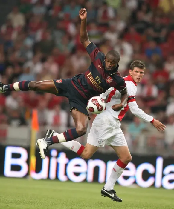 Framed Print : William Gallas (Arsenal) Kls Huntelaar (Ajax) Framed Print : William Gallas (Arsenal) Kls Huntelaar (Ajax)