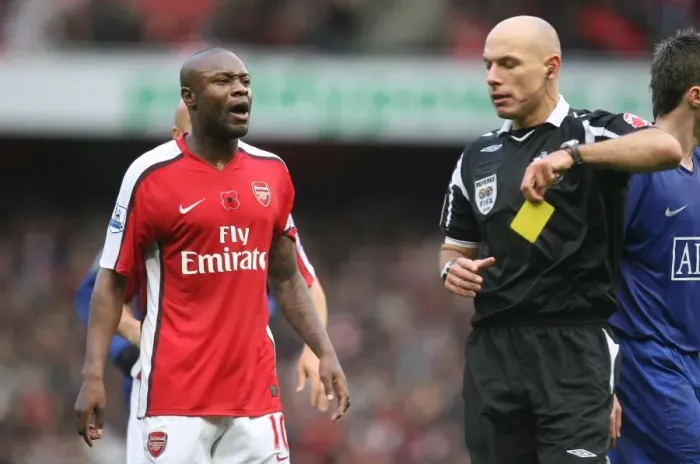 Framed Print : William Gallas (Arsenal) talks with referee Howard Webb