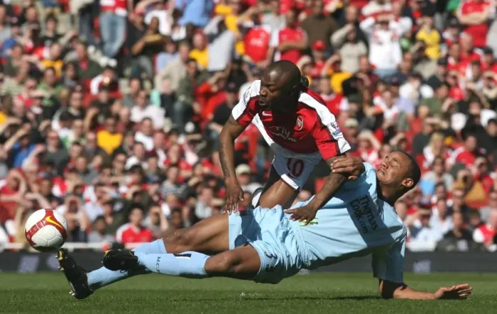 Framed Print : William Gallas (Arsenal) Vincent Kompany (Man City) Framed Print : William Gallas (Arsenal) Vincent Kompany (Man City)