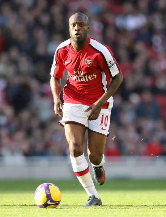 Framed Print : William Gallas: Arsenal's Unyielding Defender in the 0-0 Stalemate Against Sunderland, 2009