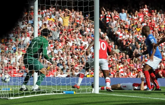Framed Print : William Gallas heads past Portsmouth goalkeeper David Framed Print : William Gallas heads past Portsmouth goalkeeper David
