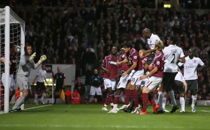 Framed Print : William Gallas heads past West Ham goalkeeper Robert Framed Print : William Gallas heads past West Ham goalkeeper Robert