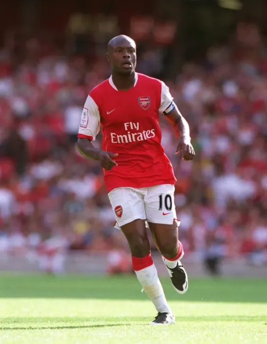 Framed Print : William Gallas Leads Arsenal to Victory: 2-1 over Paris Saint-Germain in Emirates Cup Opener