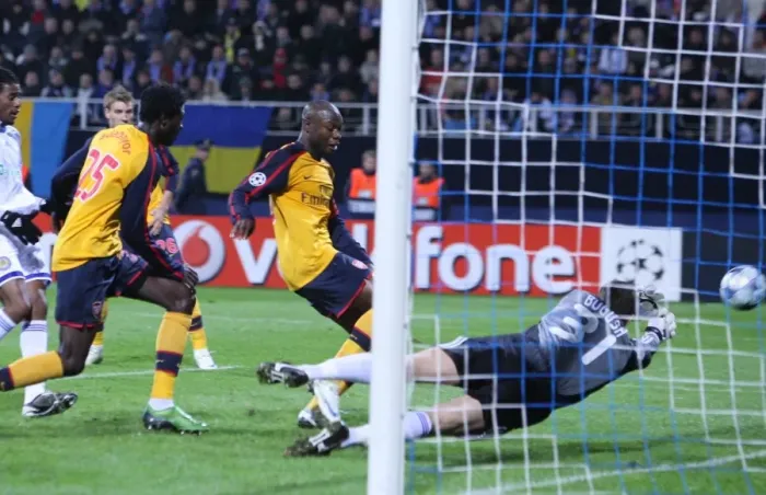 Framed Print : William Gallas shoots past Kiev goalkeeper Stanislav Framed Print : William Gallas shoots past Kiev goalkeeper Stanislav