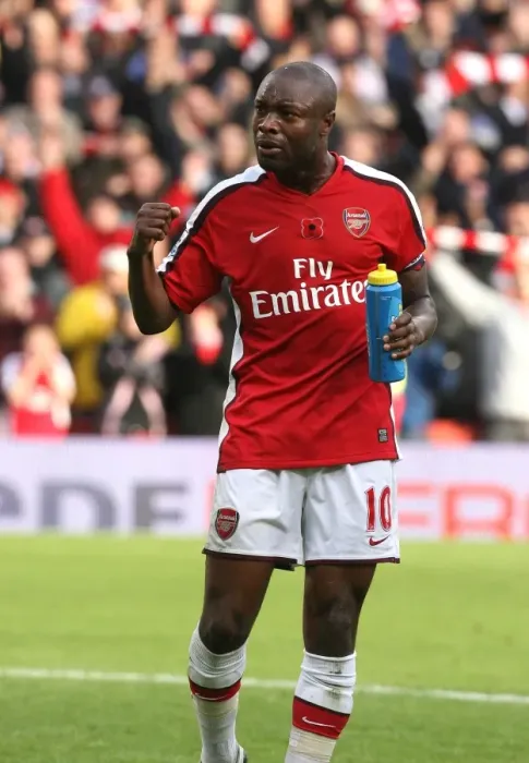 Framed Print : William Gallas Triumphant Moment: Arsenal's 2-1 Victory over Manchester United, 2008