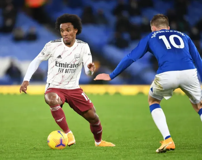 Framed Print : Willian Breaks Past Sigurdsson: Everton vs Arsenal, Premier League 2020-21 Framed Print : Willian Breaks Past Sigurdsson: Everton vs Arsenal, Premier League 2020-21