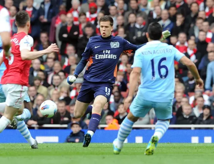 Framed Print : Wojciech Szczesny (Arsenal) clears the ball away from Sergio Aguero (Man City) Framed Print : Wojciech Szczesny (Arsenal) clears the ball away from Sergio Aguero (Man City)