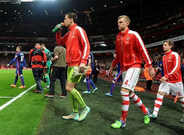Wojciech Szczesny (Arsenal) drinks Gatorade before the match. Arsenal 2:1 Manchester United