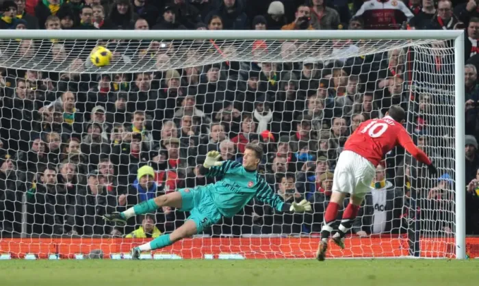 Framed Print : Wojciech Szczesny (Arsenal) looks on as Wayne Rooneys penalty saile over the crossbar