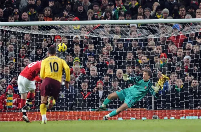 Framed Print : Wojciech Szczesny (Arsenal) watches as Wayne Rooney (Man Utd) misses his penalty