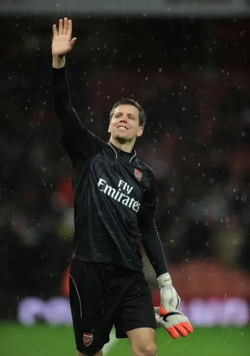 Framed Print : Wojciech Szczesny Celebrates Arsenal's Victory over Queens Park Rangers (2014-15)