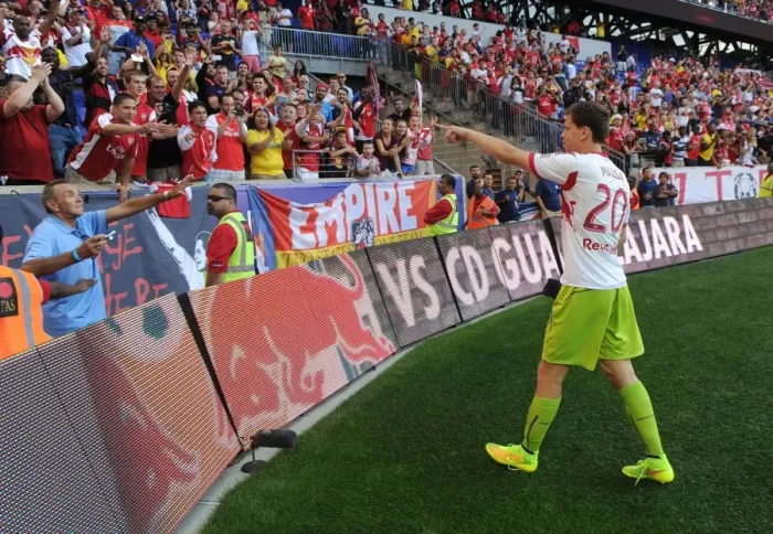 Framed Print : Wojciech Szczesny Gifts Gloves to Fan after Arsenal's Pre-Season Win over New York Red Bulls