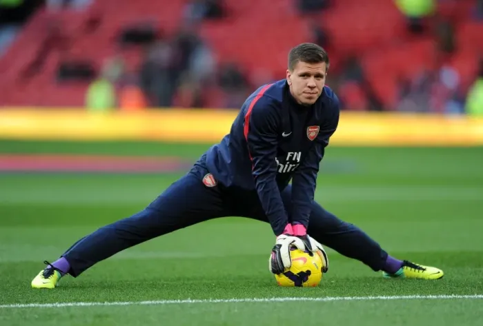 Framed Print : Wojciech Szczesny: Pre-Match Conversation at Old Trafford (Manchester United vs Arsenal, 2013-14) Framed Print : Wojciech Szczesny: Pre-Match Conversation at Old Trafford (Manchester United vs Arsenal, 2013-14)