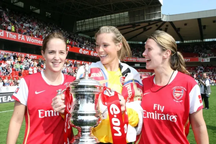 Framed Print : Yvonne Tracy, Emma Byrne and Ciara Grant (Arsenal) with the FA Cup Trophy