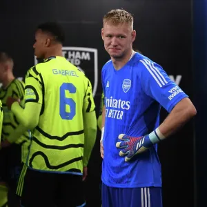 Aaron Ramsdale Print - Carabao Cup 2023-24 Photo Aaron Ramsdale Print - Carabao Cup 2023-24 Photo
