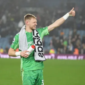 Aaron Ramsdale Print - Premier League Match Photo