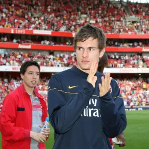 Aaron Ramsey (Arsenal) claps the fans after the match