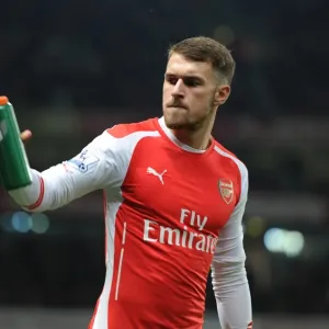 Aaron Ramsey (Arsenal) drinks Gatorade before the match. Arsenal 2: 1 Manchester United Aaron Ramsey (Arsenal) drinks Gatorade before the match. Arsenal 2: 1 Manchester United