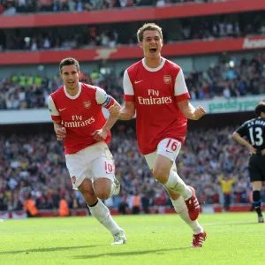 Aaron Ramsey celebrates scoring Arsenals goal with Robin van Persie