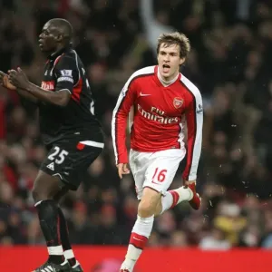 Aaron Ramsey feiert das zweite Tor für den FC Arsenal, der sich mit 2:0 gegen Stoke City durchsetzt