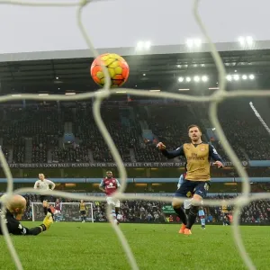 Aaron Ramsey Scores Against Brad Guzan: Arsenal's Victory Over Aston Villa in the Premier League 2015-16 Aaron Ramsey Scores Against Brad Guzan: Arsenal's Victory Over Aston Villa in the Premier League 2015-16