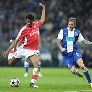 Abou Diaby (Arsenal) Raul Meireles (Porto). FC Porto 2: 1 Arsenal, UEFA Champions League