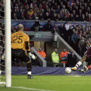 Abou Diaby scores Arsenals 1st goal past Pepe Reina