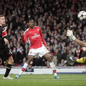 Abou Diaby scores Arsenals 4th goal past Sergio Romero (AZ)