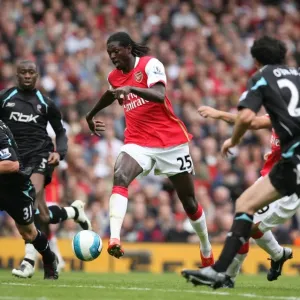 Adebayor double : l'Arsenal écrase le Bolton 2-0 dans un match de championnat premier.