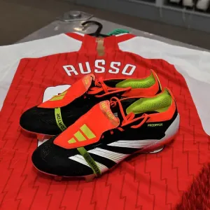 Alessia Russo Unveils New Adidas Boots Ahead of Arsenal Women's Match against Everton (2023-24)