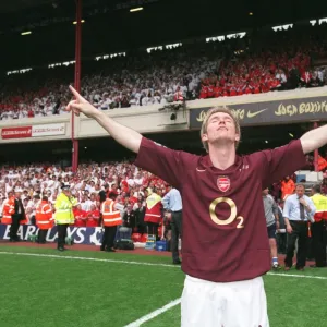 Alex Hleb (Arsenal) celebrates after the match. Arsenal 4: 2 Tottenham Hotspur