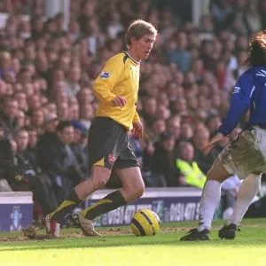 Alex Hleb (Arsenal) Nuno Valenta (Everton) Alex Hleb (Arsenal) Nuno Valenta (Everton)