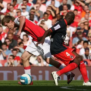 Alex Hleb (Arsenal) Youssuf Mulumbu (PSG) Alex Hleb (Arsenal) Youssuf Mulumbu (PSG)