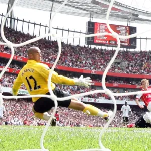 Alex Hleb scores Arsenals 2nd goal past Tony Warner (Fulham)