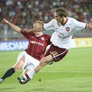 Alex Hleb shoots past Sparta goalkeeper Tomas Postulka to score the 2nd Arsenal goal Alex Hleb shoots past Sparta goalkeeper Tomas Postulka to score the 2nd Arsenal goal