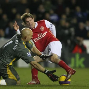 Alex Hleb turns past Reading goalkeeper Marcus Hahnemann to score the 3rd Arsenal goal