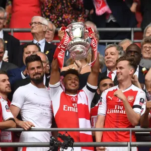 Alex Oxlade-Chamberlain (Arsenal) lifts the FA Cup. Arsenal 2: 1 Chelsea. FA Cup Final Alex Oxlade-Chamberlain (Arsenal) lifts the FA Cup. Arsenal 2: 1 Chelsea. FA Cup Final