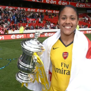 Alex Scott (Arsenal) con la Coppa dell'FA Alex Scott (Arsenal) con la Coppa dell'FA