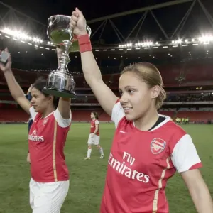 Alex Scott y Mary Phillips con la Copa de la Liga Premier