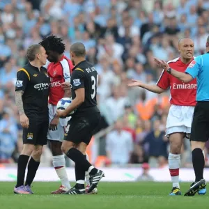Alex Song (Arsenal) clashes with Craig Bellemy (Man City). Arsenal 0: 0 Manchester City