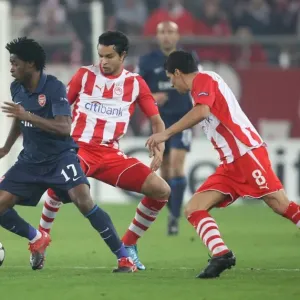 Alex Song (Arsenal) Dudu and ├«scar Gonz lez. Olympiacos 1: 0 Arsenal