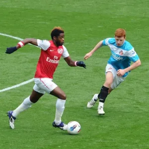 Alex Song (Arsenal) Jack Colback (Sunderland). Arsenal 2: 1 Sunderland. Barclays Premier League