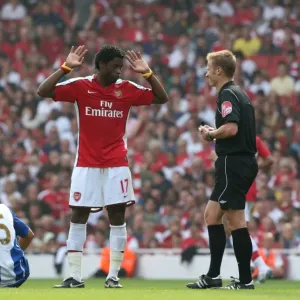 Alex Song (Arsenal) Jordi Gomez (Wigan) and Referee Mike Jones