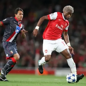Alex Song (Arsenal) Mossoro (Braga). Arsenal 6: 0 SC Braga. UEFA Champions League Alex Song (Arsenal) Mossoro (Braga). Arsenal 6: 0 SC Braga. UEFA Champions League