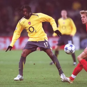 Alex Song (Arsenal) Silvan Aegerter (Thun). FC Thun 0: 1 Arsenal Alex Song (Arsenal) Silvan Aegerter (Thun). FC Thun 0: 1 Arsenal