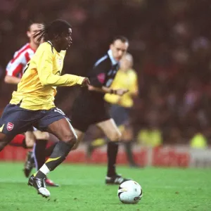 Alex Song (Arsenal). Sunderland 0: 3 Arsenal. Carling League Cup, Round 3 Alex Song (Arsenal). Sunderland 0: 3 Arsenal. Carling League Cup, Round 3