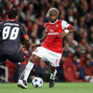 Alex Song (Arsenal) Vandinho (Braga). Arsenal 6: 0 SC Braga. UEFA Champions League Alex Song (Arsenal) Vandinho (Braga). Arsenal 6: 0 SC Braga. UEFA Champions League
