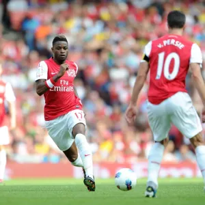 Alex Song passes to Robin van Persie (Arsenal). Arsenal 1: 1 New York Red Bulls