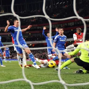 Alex Song scores Arsenals 1st goal past Petr Czech (Chelsea). Arsenal 3: 1 Chelsea